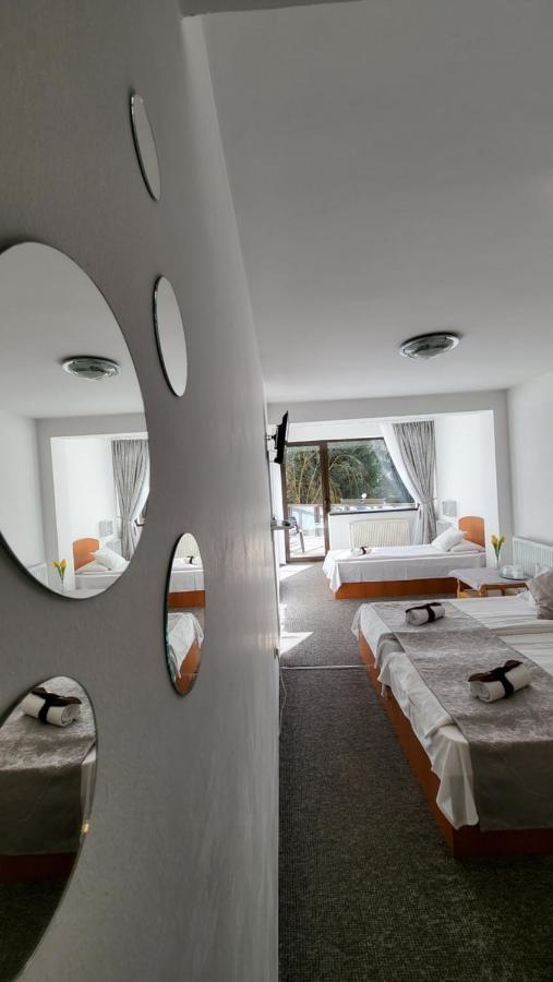 M7 Villa Bed& Bistro Timisu de Jos Exterior foto